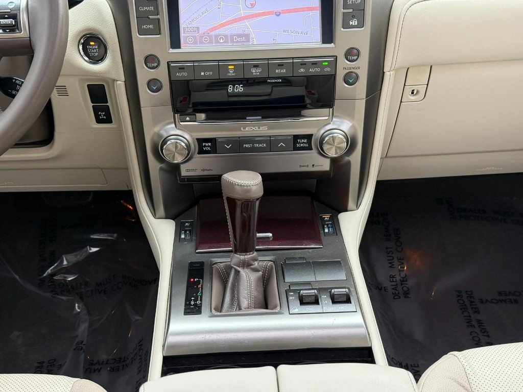 Lexus GX Vehicle Full-screen Gallery Image 15