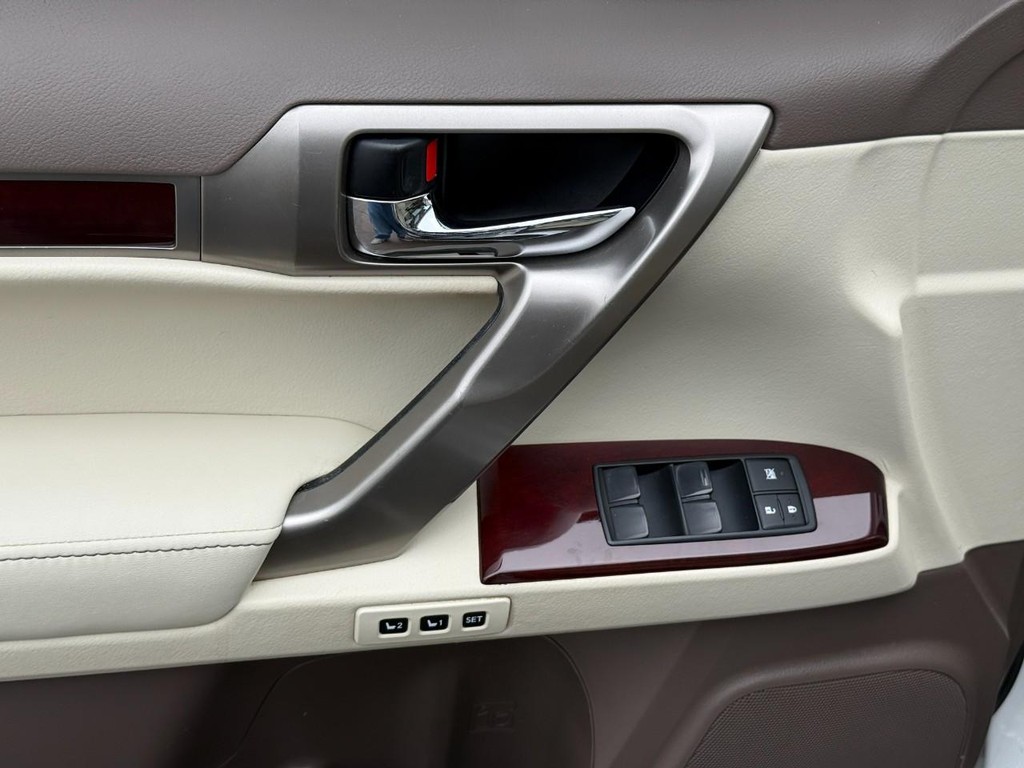 Lexus GX Vehicle Full-screen Gallery Image 16