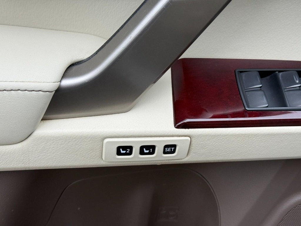 Lexus GX Vehicle Full-screen Gallery Image 17