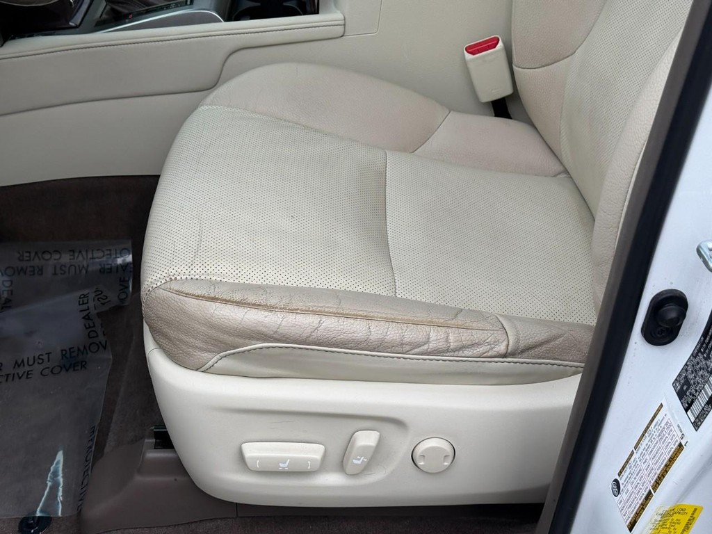 Lexus GX Vehicle Full-screen Gallery Image 18