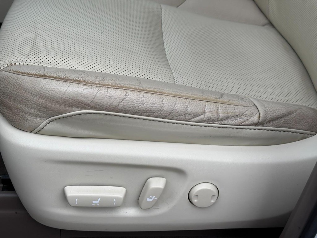 Lexus GX Vehicle Full-screen Gallery Image 19