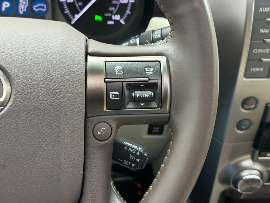 Lexus GX Vehicle Full-screen Gallery Image 20