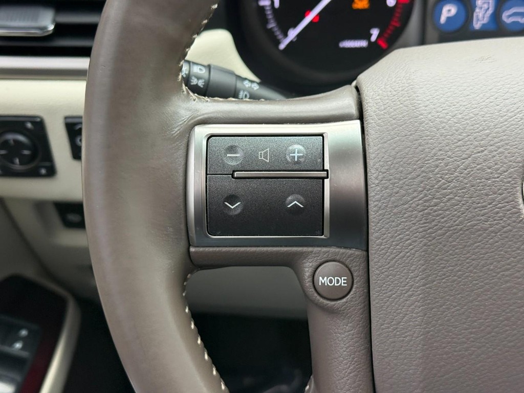 Lexus GX Vehicle Full-screen Gallery Image 21