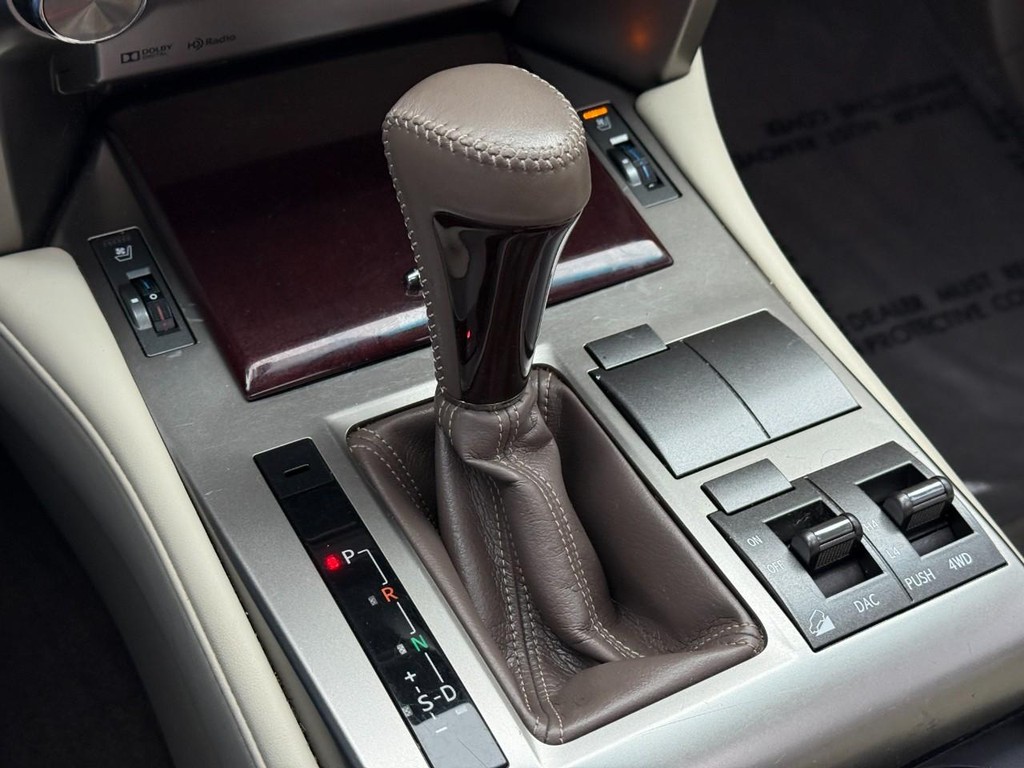 Lexus GX Vehicle Full-screen Gallery Image 22