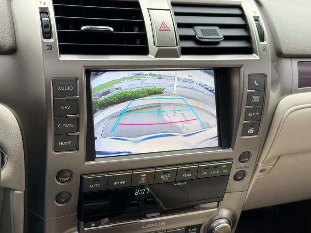 Lexus GX Vehicle Full-screen Gallery Image 24