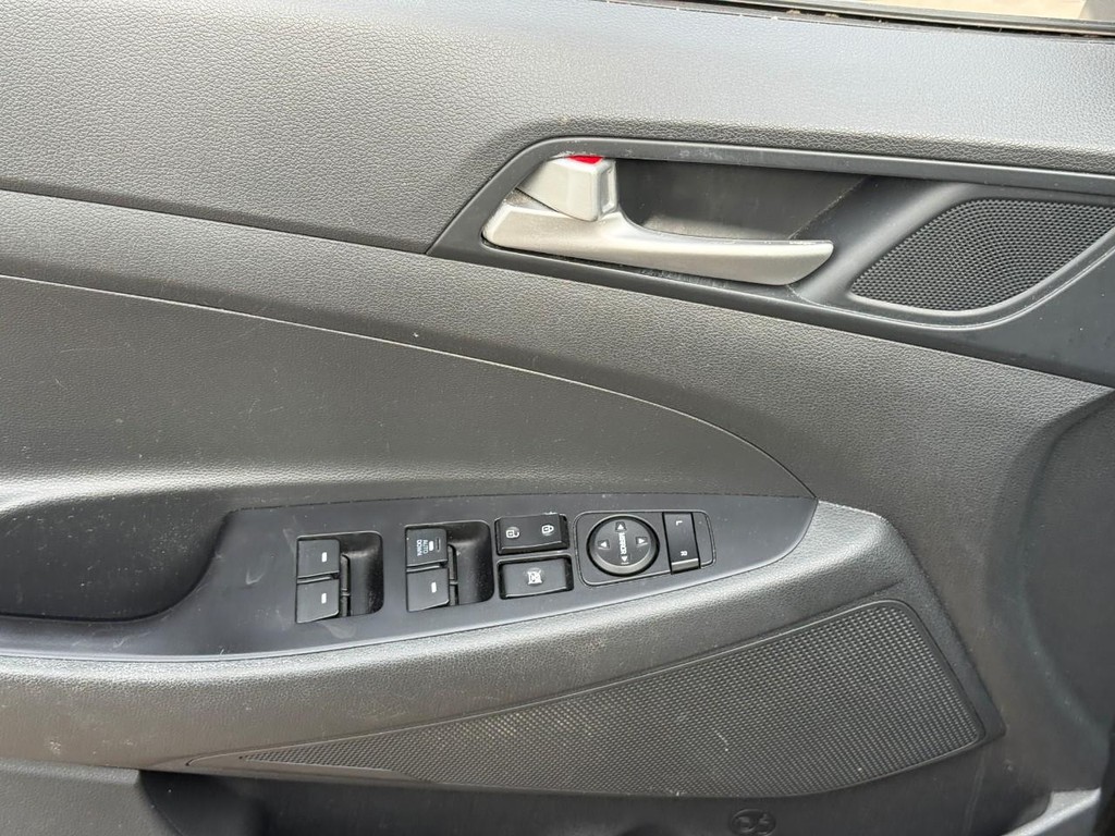 Hyundai Tucson Vehicle Full-screen Gallery Image 16