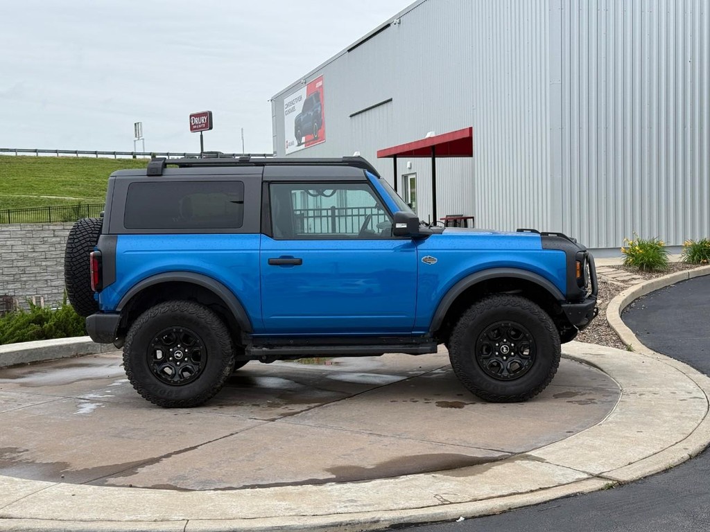 Ford Bronco Vehicle Full-screen Gallery Image 02