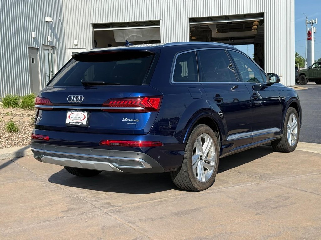 Audi Q7 Vehicle Full-screen Gallery Image 03