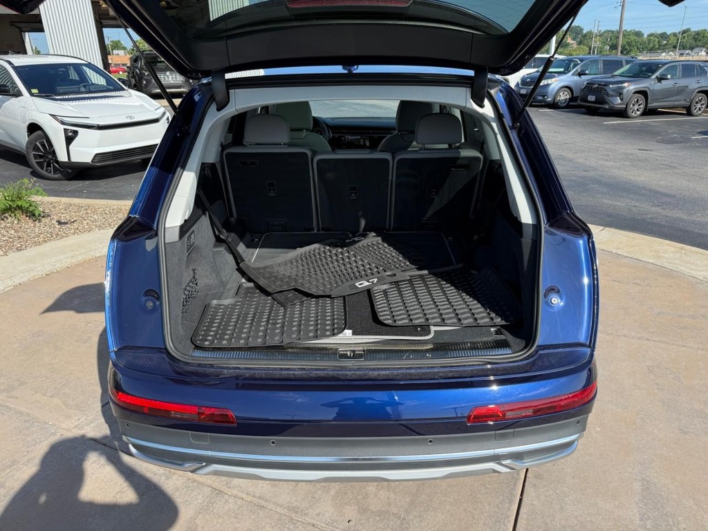 Audi Q7 Vehicle Full-screen Gallery Image 05