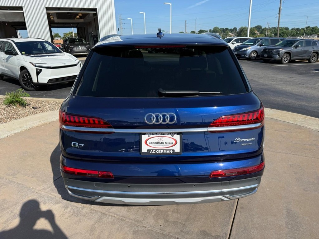 Audi Q7 Vehicle Full-screen Gallery Image 06