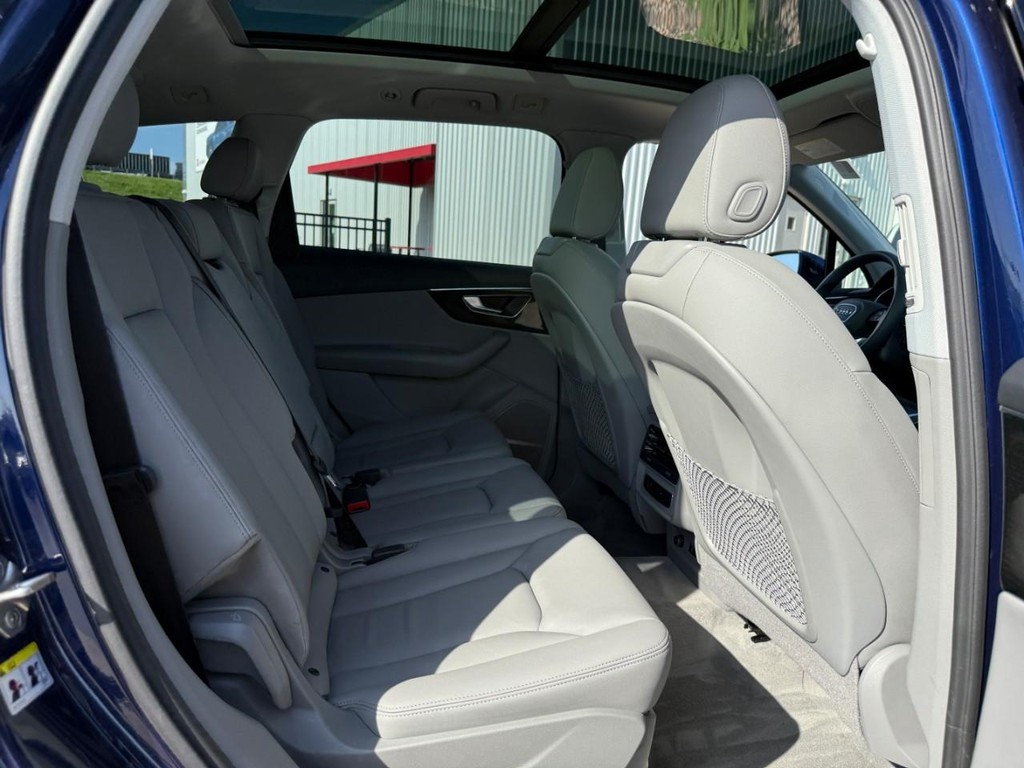 Audi Q7 Vehicle Full-screen Gallery Image 10