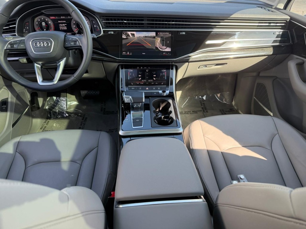 Audi Q7 Vehicle Full-screen Gallery Image 11