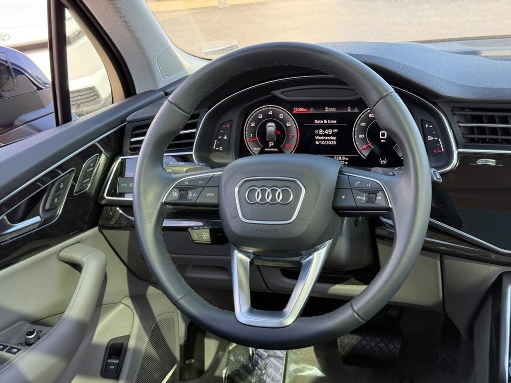 Audi Q7 Vehicle Full-screen Gallery Image 12