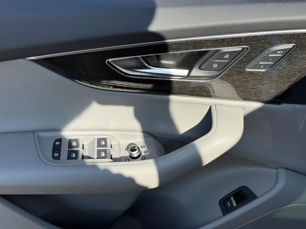 Audi Q7 Vehicle Full-screen Gallery Image 15