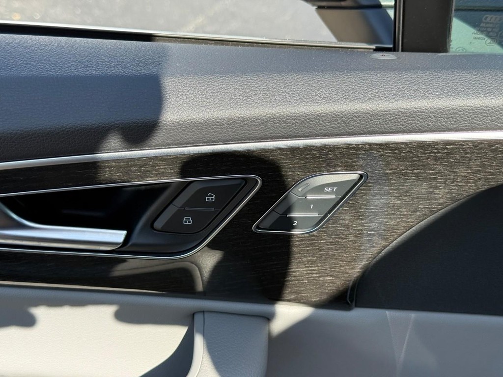 Audi Q7 Vehicle Full-screen Gallery Image 16