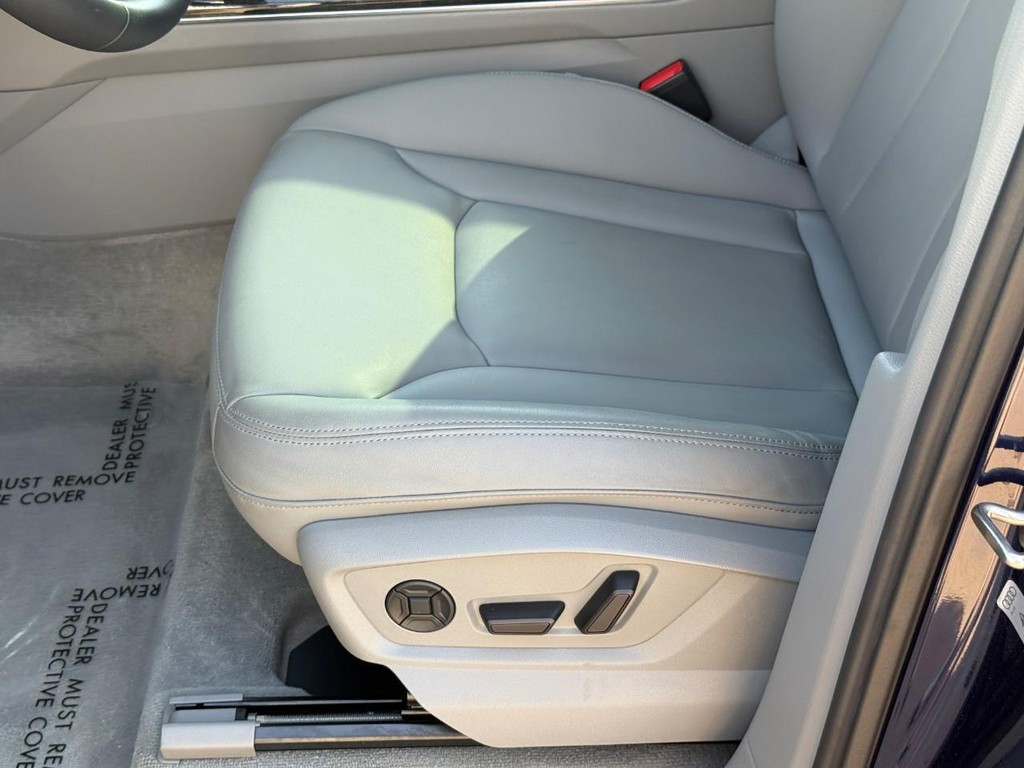 Audi Q7 Vehicle Full-screen Gallery Image 17