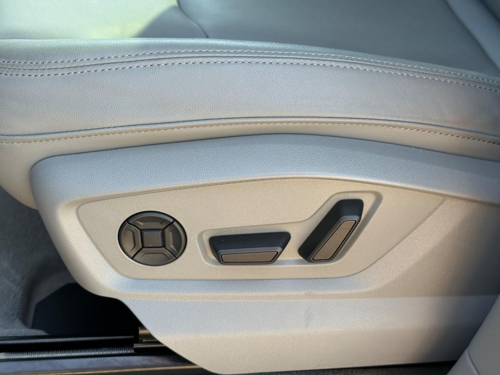 Audi Q7 Vehicle Full-screen Gallery Image 18