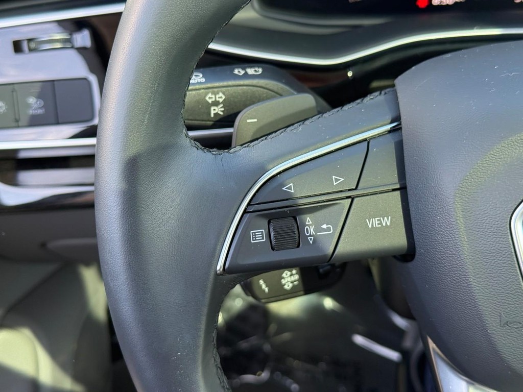 Audi Q7 Vehicle Full-screen Gallery Image 19