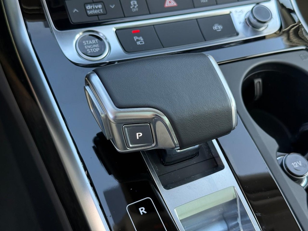 Audi Q7 Vehicle Full-screen Gallery Image 22