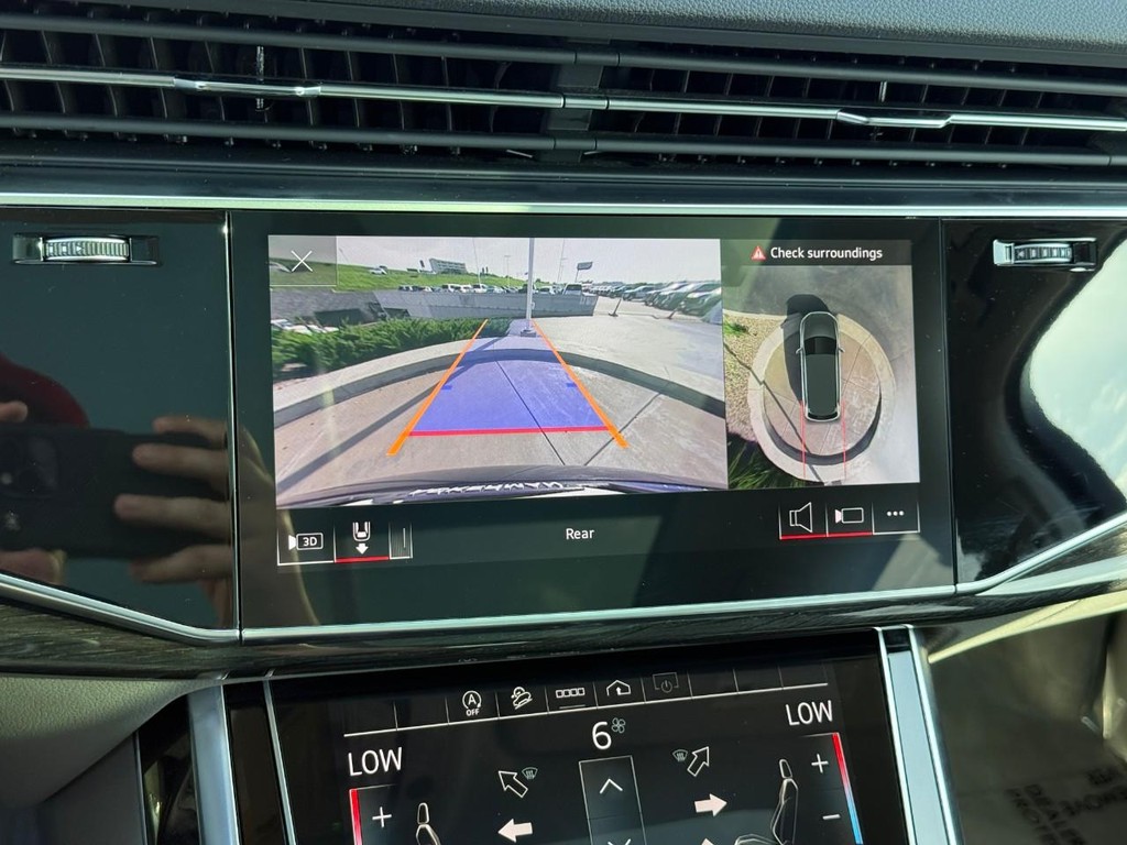 Audi Q7 Vehicle Full-screen Gallery Image 24
