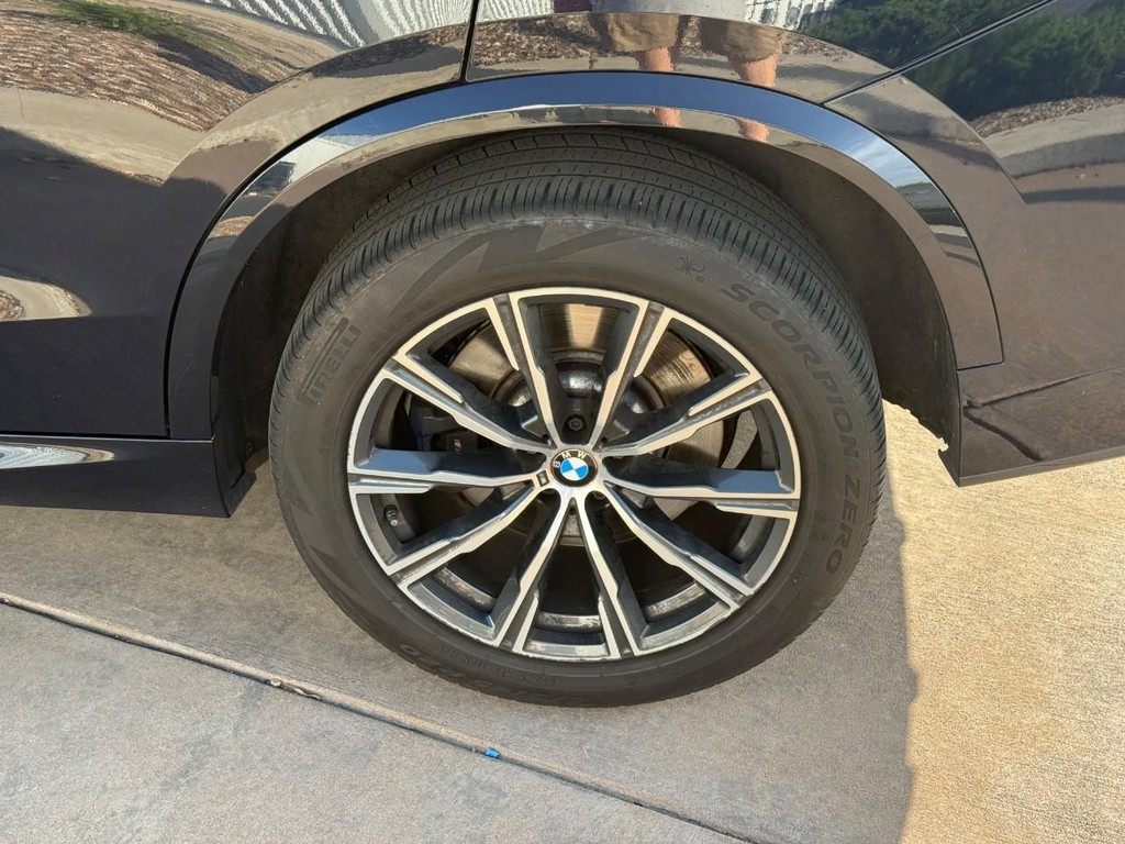BMW X5 Vehicle Full-screen Gallery Image 05