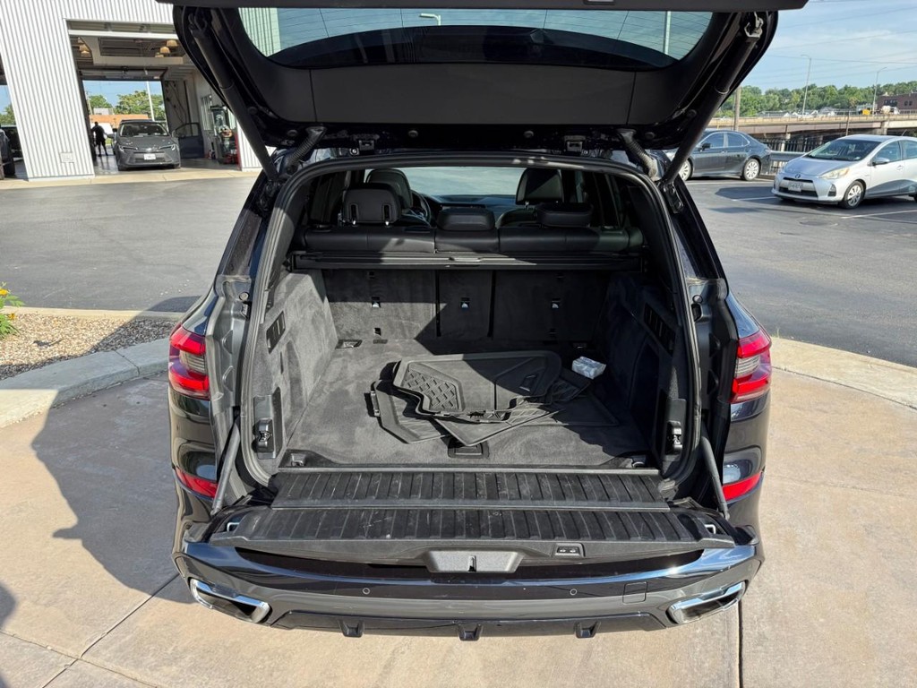 BMW X5 Vehicle Full-screen Gallery Image 06