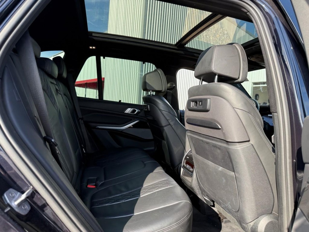 BMW X5 Vehicle Full-screen Gallery Image 09