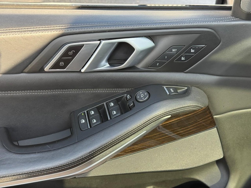 BMW X5 Vehicle Full-screen Gallery Image 15