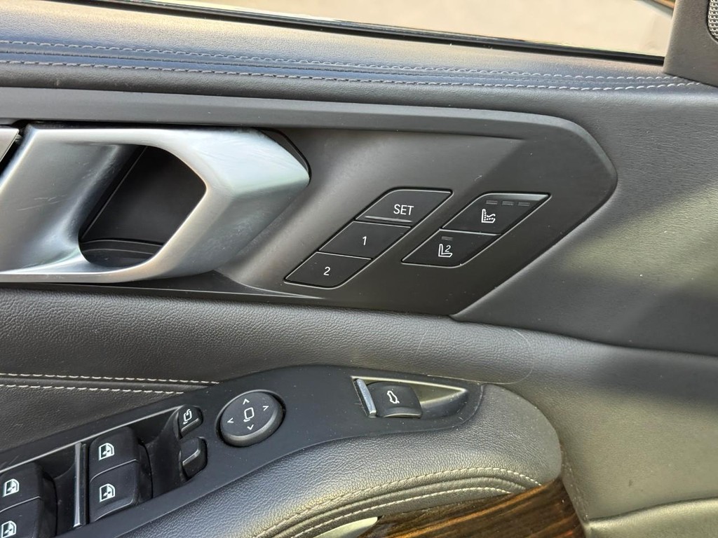 BMW X5 Vehicle Full-screen Gallery Image 16