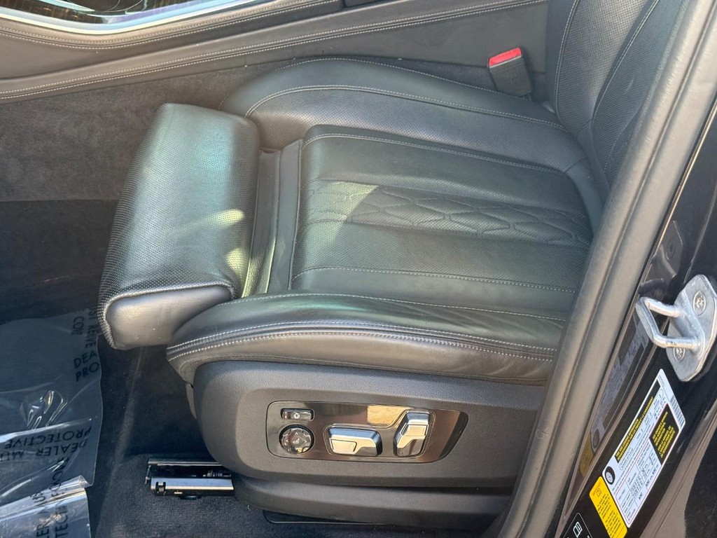 BMW X5 Vehicle Full-screen Gallery Image 17