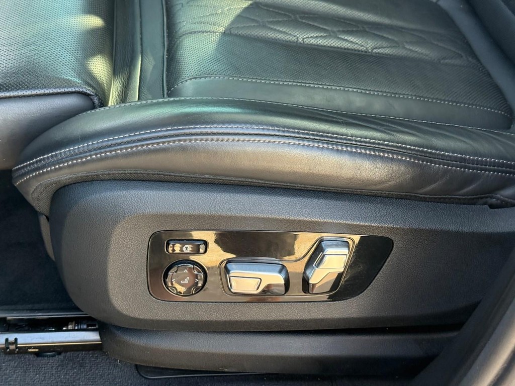 BMW X5 Vehicle Full-screen Gallery Image 18