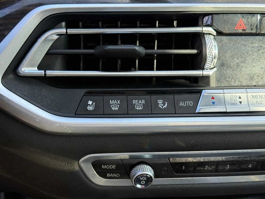 BMW X5 Vehicle Full-screen Gallery Image 23