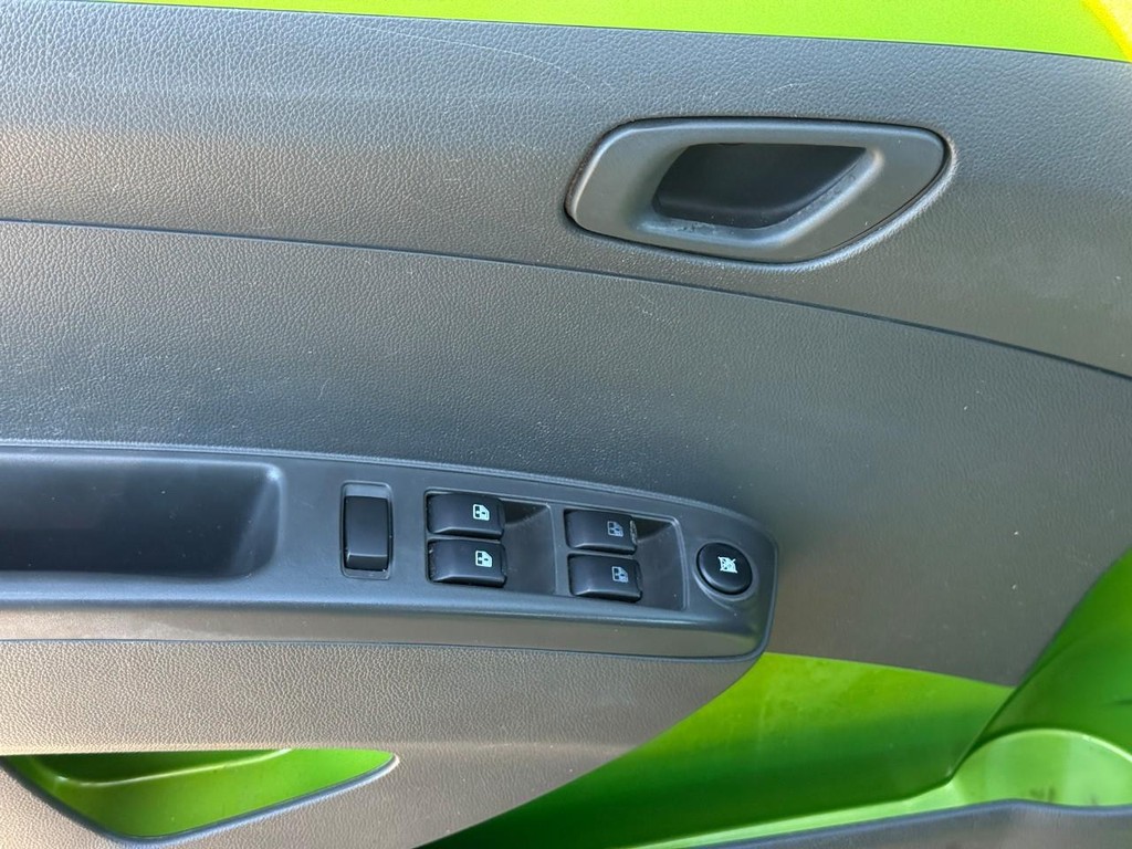 Chevrolet Spark Vehicle Full-screen Gallery Image 12