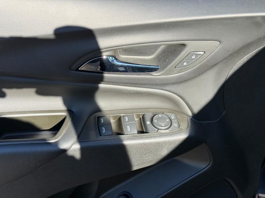 Chevrolet Equinox Vehicle Full-screen Gallery Image 16