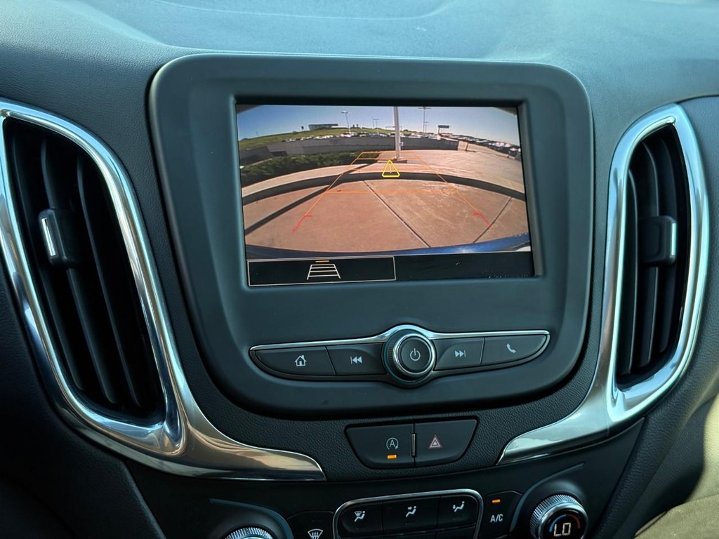 Chevrolet Equinox Vehicle Full-screen Gallery Image 24