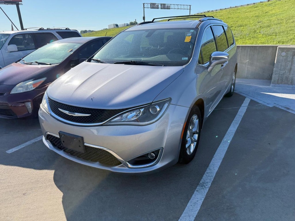 Chrysler Pacifica Vehicle Full-screen Gallery Image 02