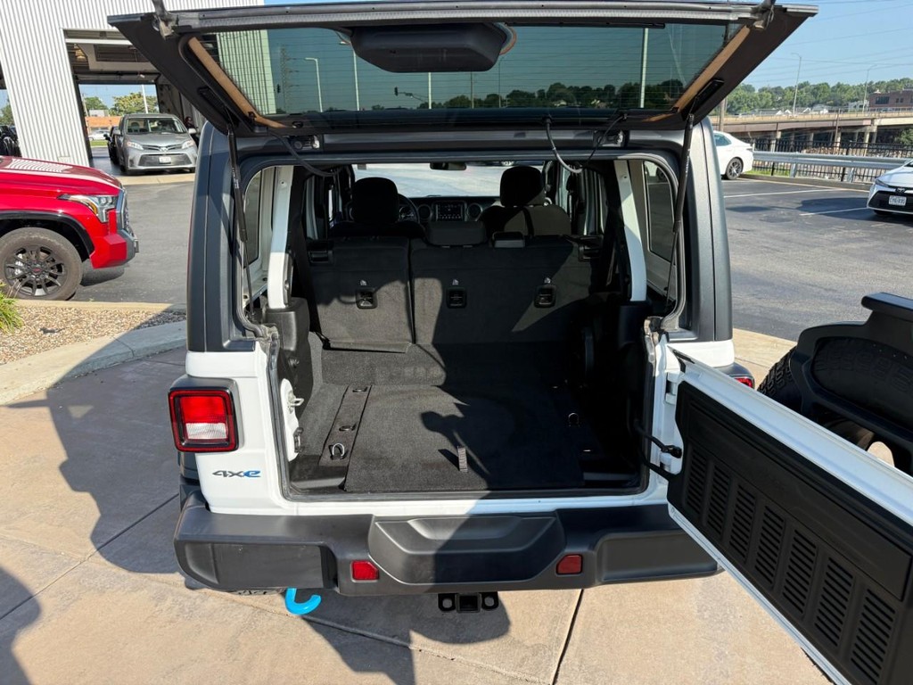 Jeep Wrangler 4xe Vehicle Full-screen Gallery Image 05