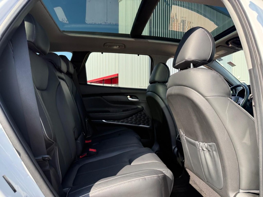 Hyundai Santa Fe Vehicle Full-screen Gallery Image 10