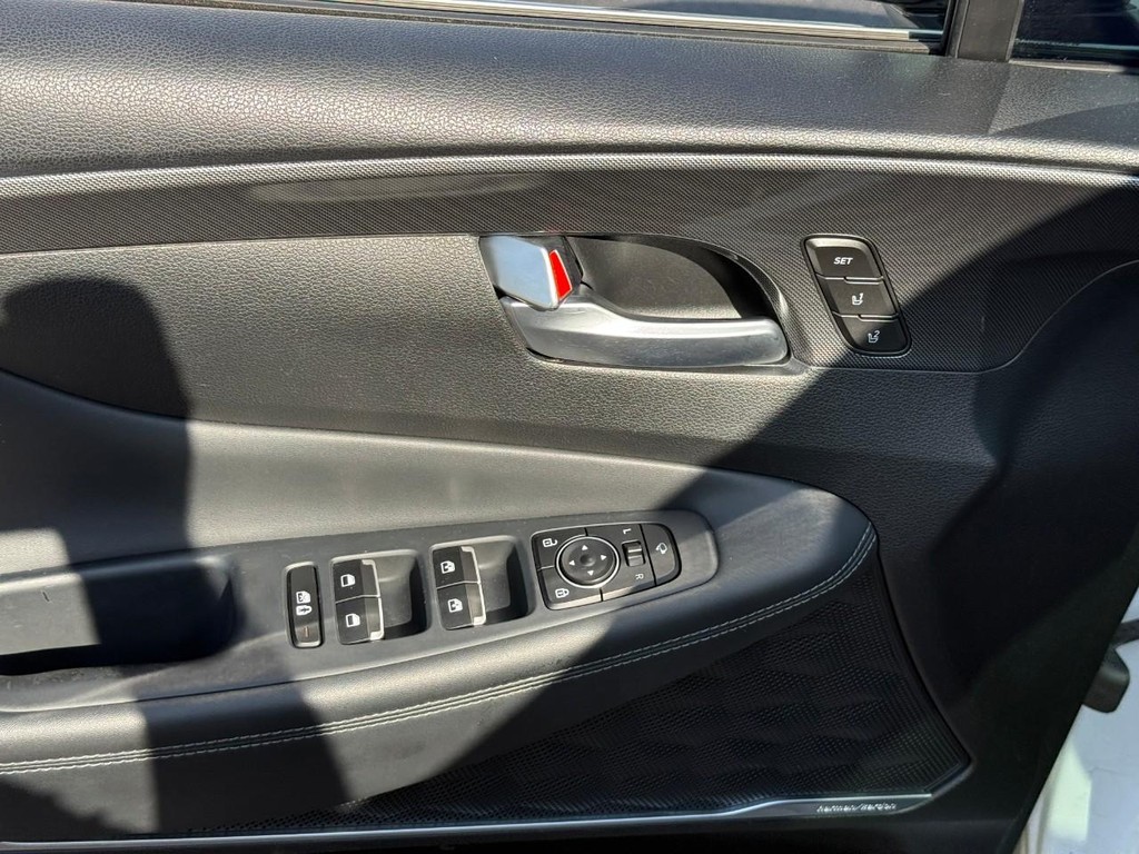 Hyundai Santa Fe Vehicle Full-screen Gallery Image 15