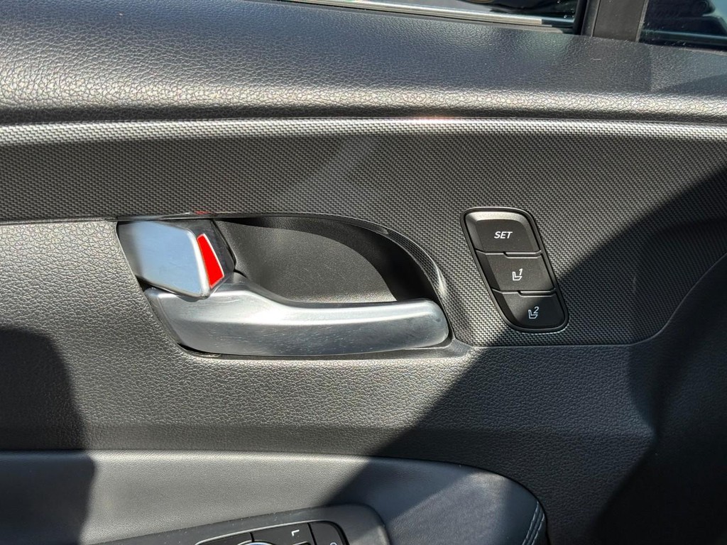 Hyundai Santa Fe Vehicle Full-screen Gallery Image 16