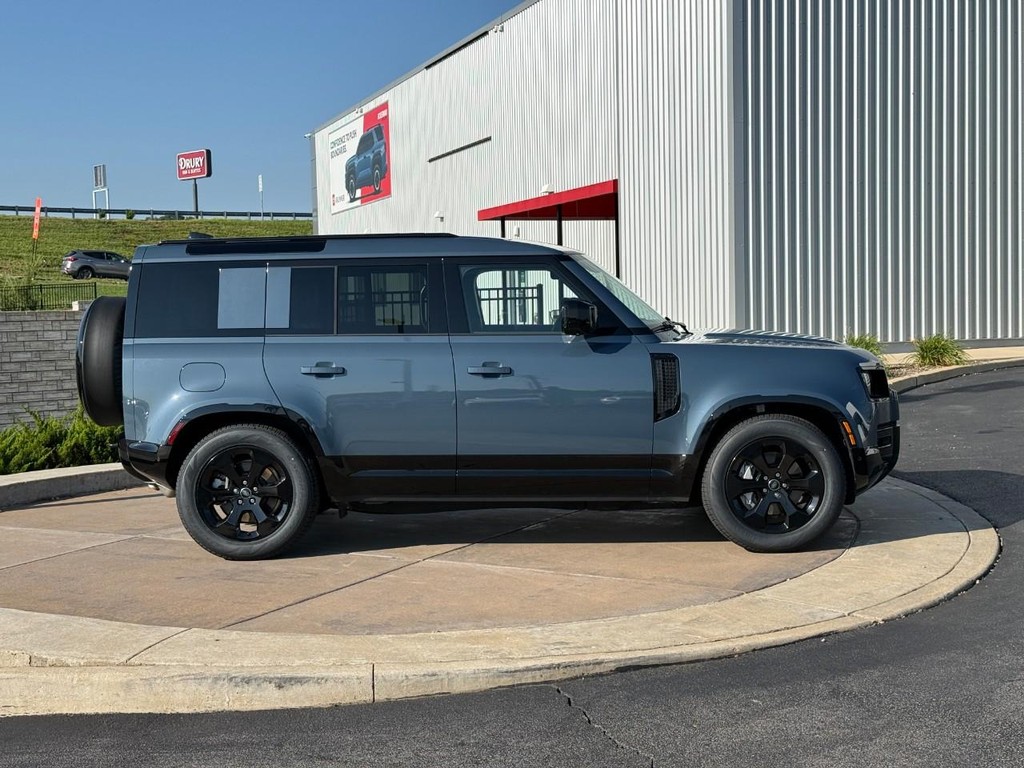 Land Rover Defender Vehicle Full-screen Gallery Image 02