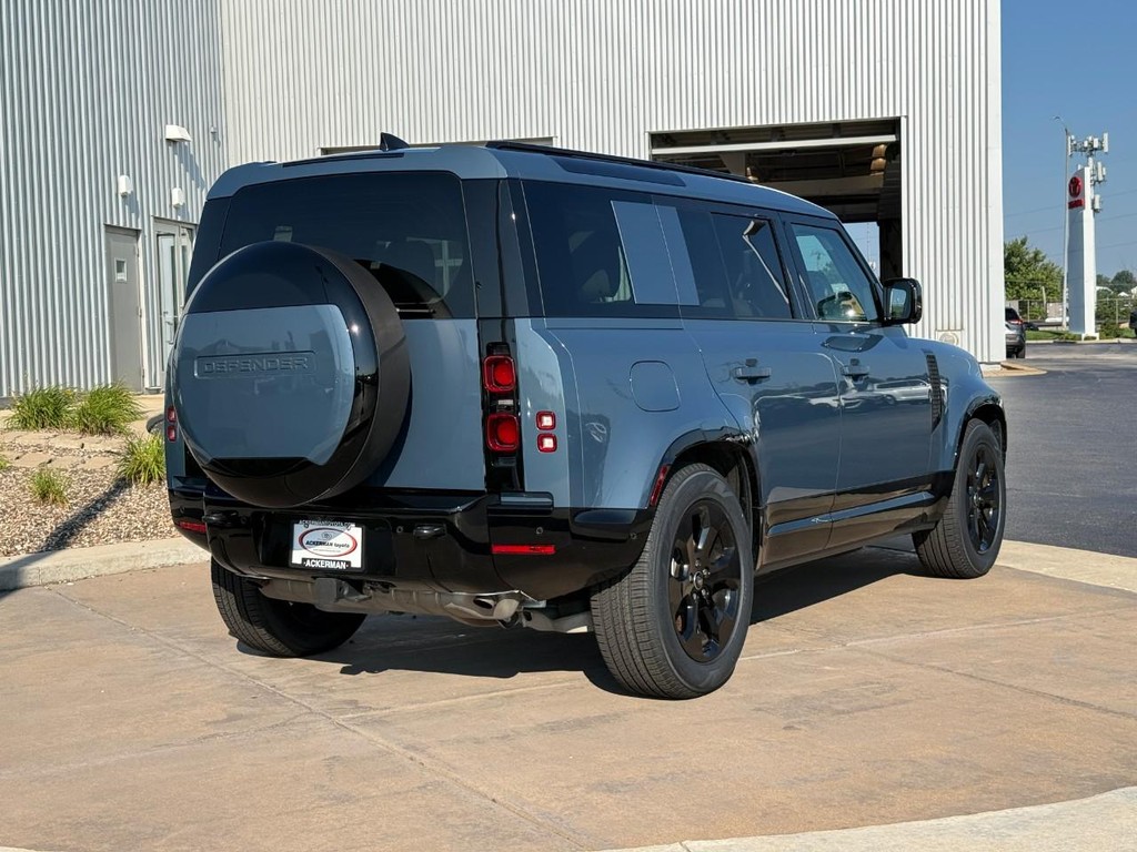 Land Rover Defender Vehicle Full-screen Gallery Image 03