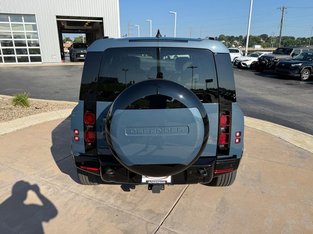 Land Rover Defender Vehicle Full-screen Gallery Image 06