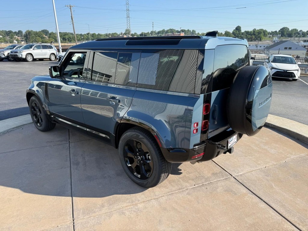 Land Rover Defender Vehicle Full-screen Gallery Image 08