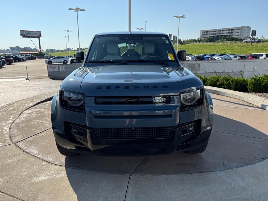 Land Rover Defender Vehicle Full-screen Gallery Image 10