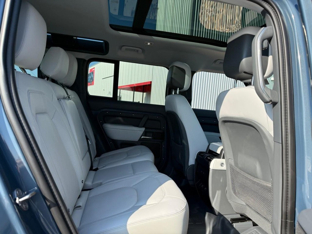 Land Rover Defender Vehicle Full-screen Gallery Image 11