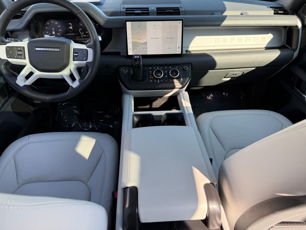 Land Rover Defender Vehicle Full-screen Gallery Image 12