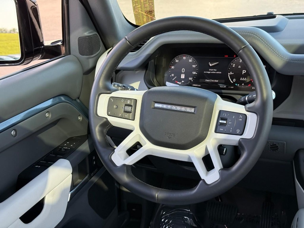 Land Rover Defender Vehicle Full-screen Gallery Image 13