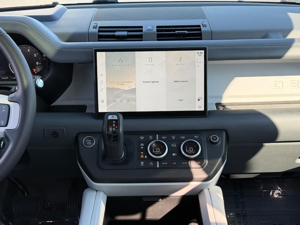 Land Rover Defender Vehicle Full-screen Gallery Image 14
