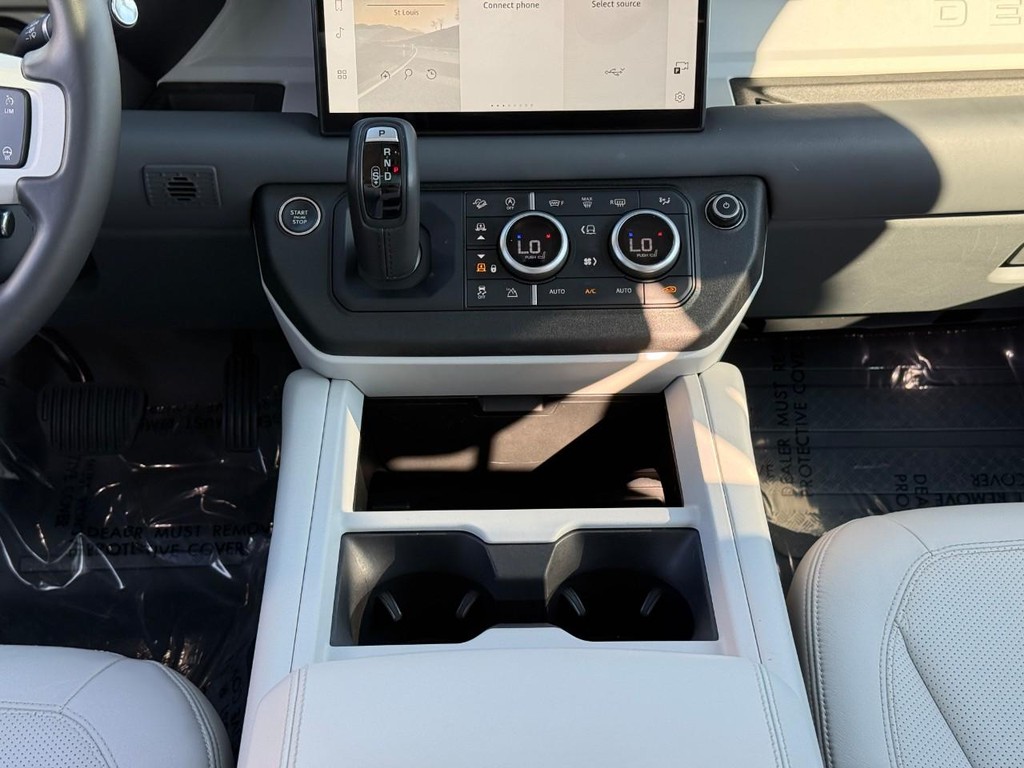 Land Rover Defender Vehicle Full-screen Gallery Image 15